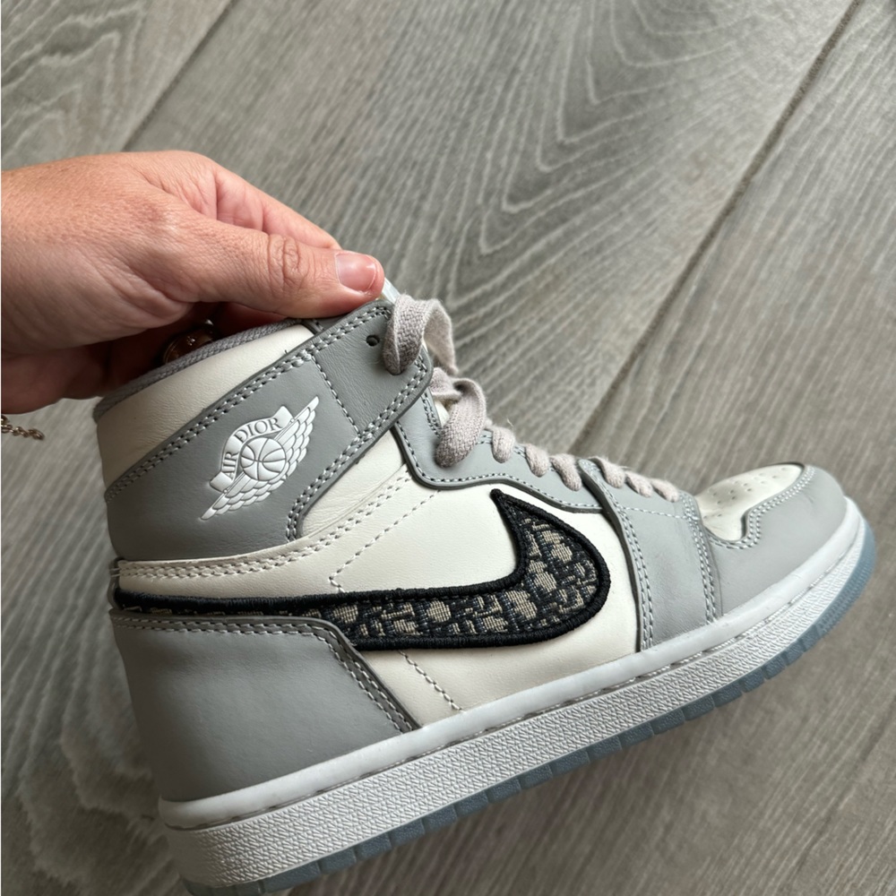 Women’s basketball high tops sneakers size 7